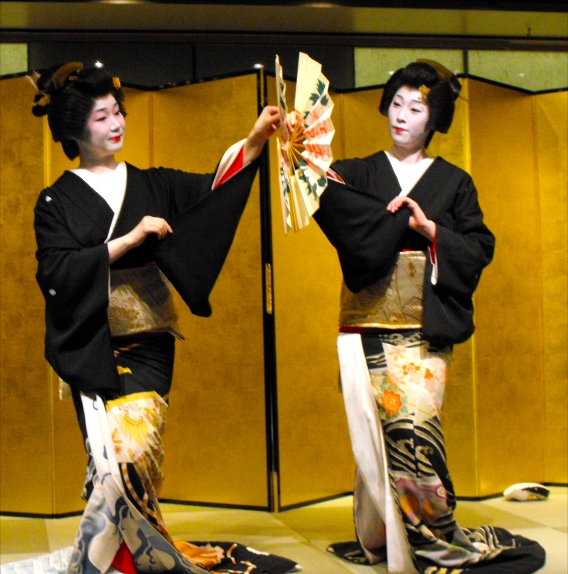 geisha_fan_dance_by_drowelfmorwen.jpg