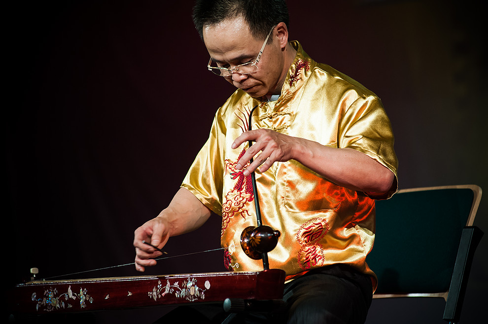 Vietnamese_musical_instrument_Dan_bau_2.jpg