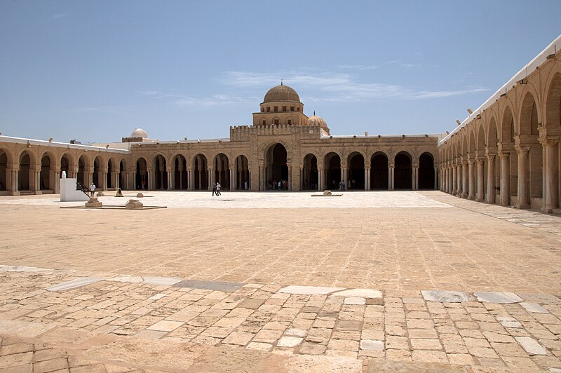 800px-Kairouan%27s_Great_Mosque_courtyard.jpg