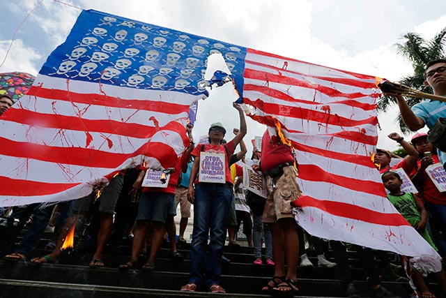 obama-visit-protest-20140425-01.jpg