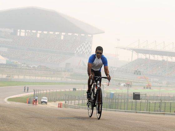 karun_doing_his_first_laps_around_the_circuit_a_560x420.jpg