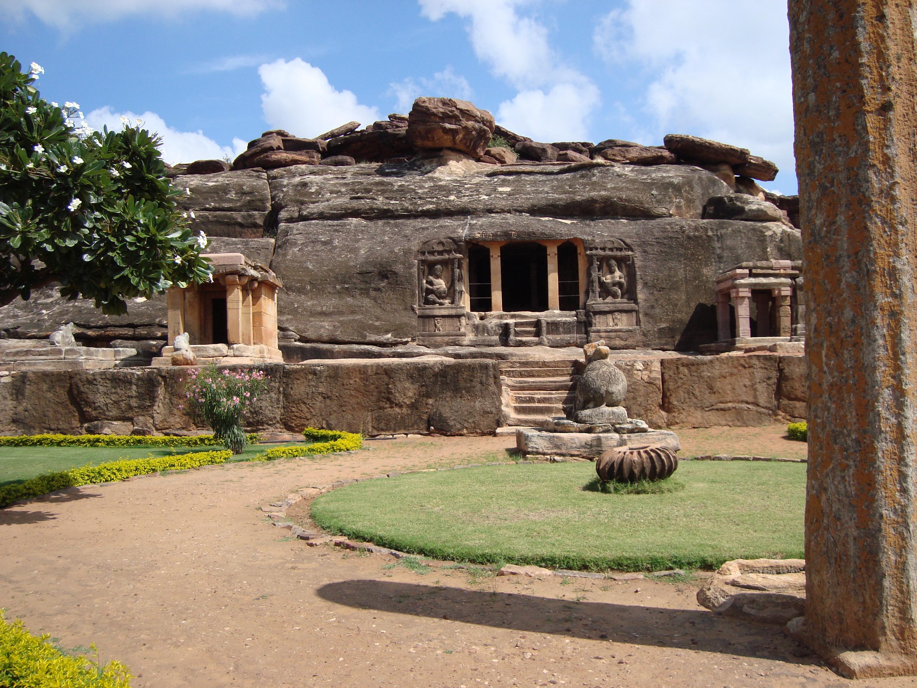 Ravana_Phadi_cave_at_Aihole.jpg