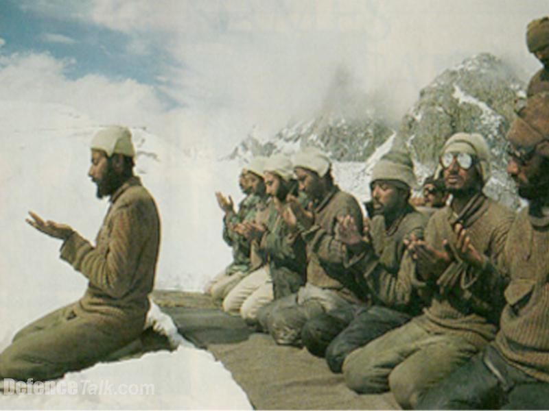 Pakistan%2520amry%2520soldiers%2520praying%2520at%2520siachen%2520glaciar.jpg