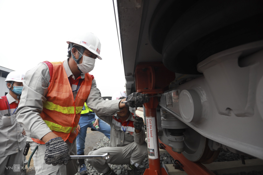 As soon as the coach was put on safely on the track, the Japanese staff and experts started to check the rail system, align the rolling wheel at different sections. This process took place in over an hour.The metro line will comprises of three contract packs, built by contractor Japanese contractors Sumitomo Corporation and Hitachi, and a consortium between Vietnamese state-owned Civil Engineering Construction Corporation No. 6 and Sumitomo Corporation.