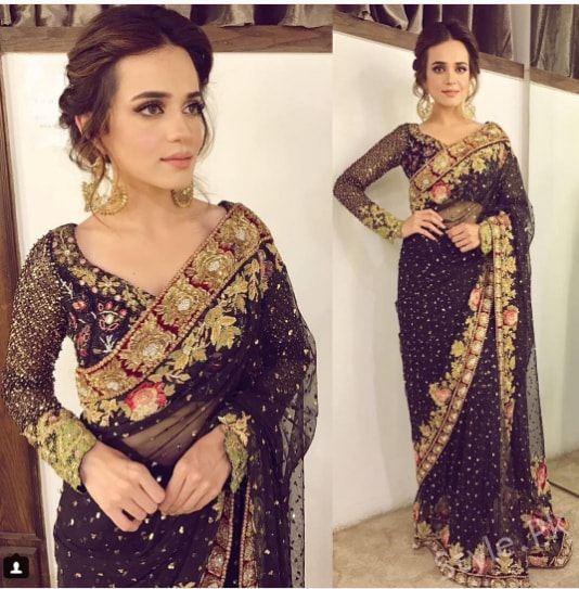 Sumbal-Iqbal-Looks-Glamorous-in-Black-Saree-1.jpg