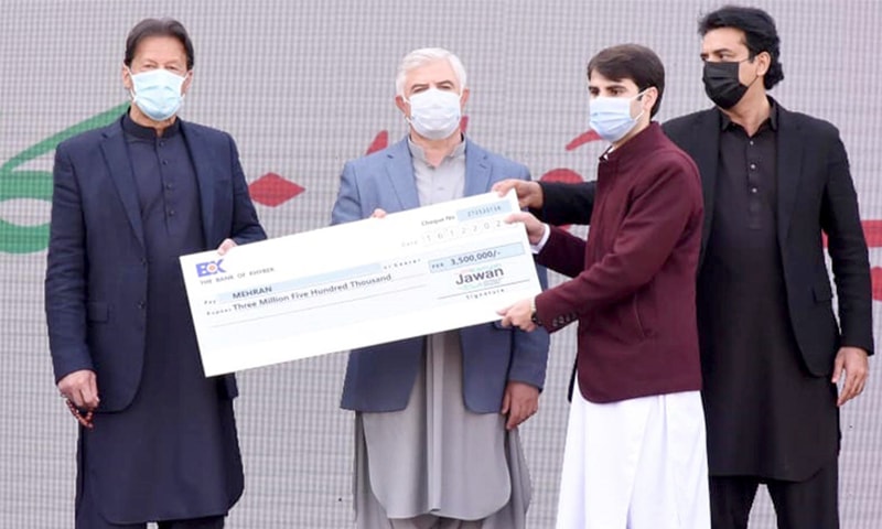 PESHAWAR: Prime Minister Imran Khan distributing cheques among young entrepreneurs on Wednesday. — White Star