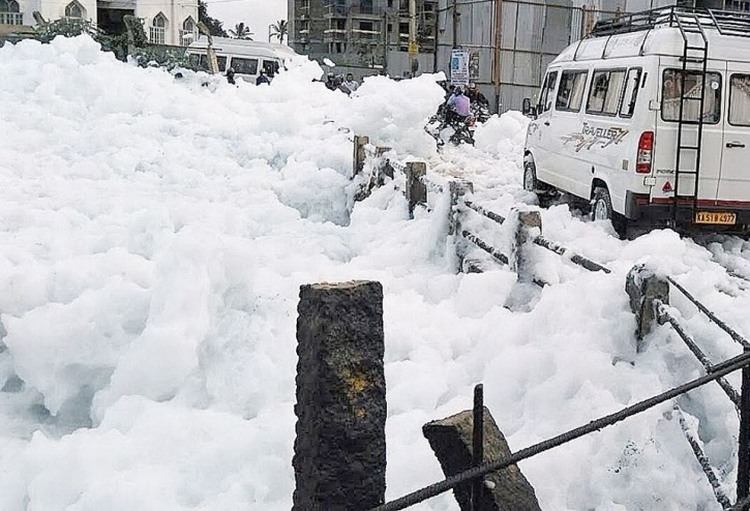 Foam-flakes-from-Bellandur-13.jpg