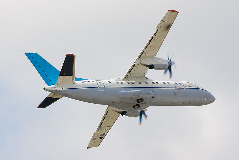 800px-Antonov_An-140_2.jpg