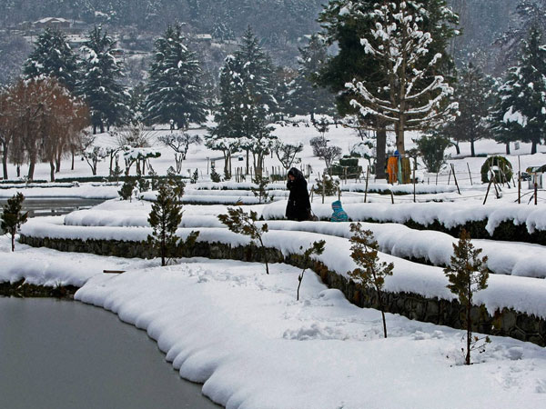 09-1449671329-snow-in-srinagar-latest-605.jpg