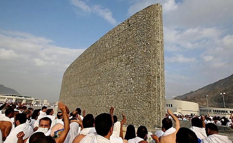 Stoning-at-the-Jamarat.jpg