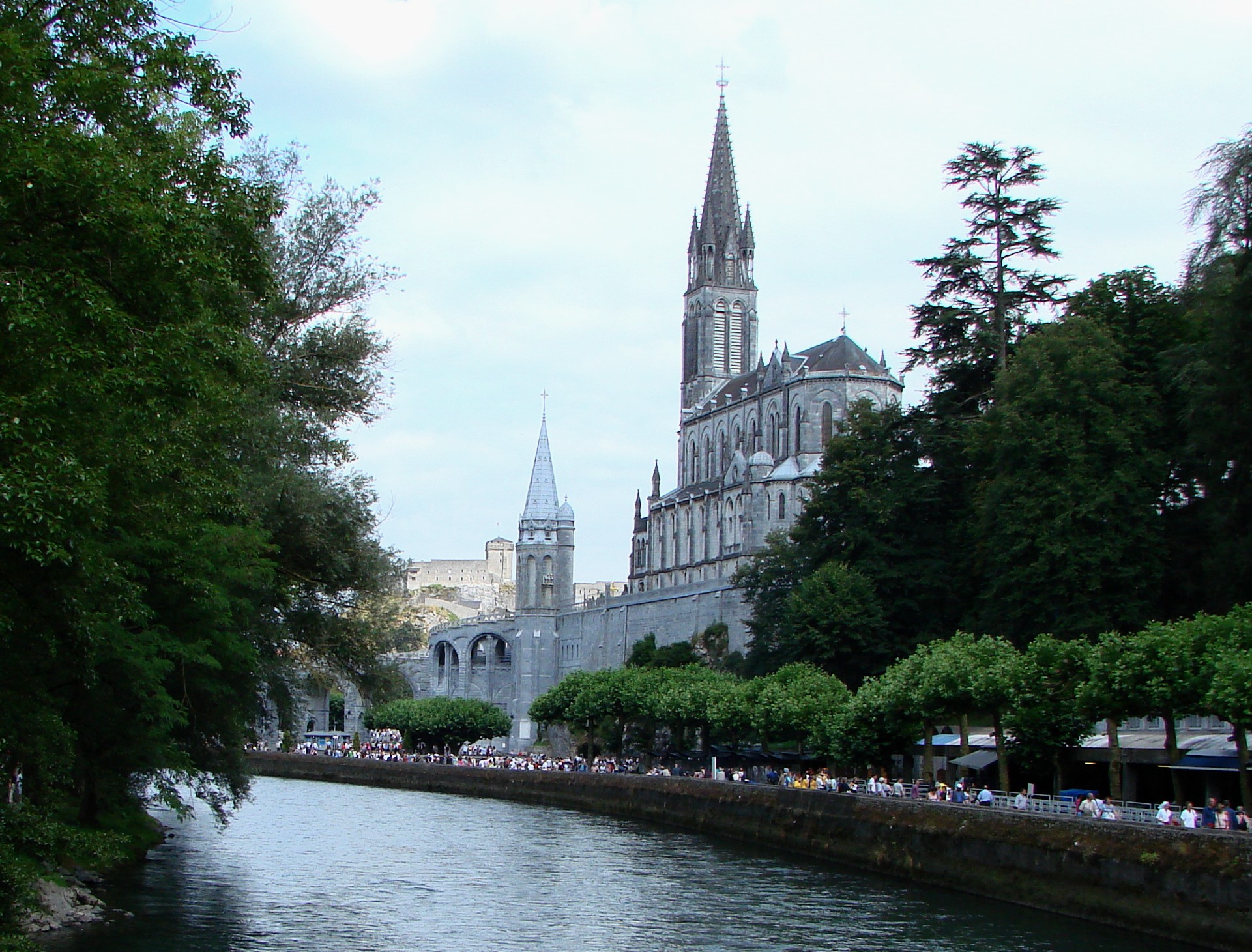 Lourdes_with_Sanctuaries,_Castle_and_Gave_de_Pau.JPG