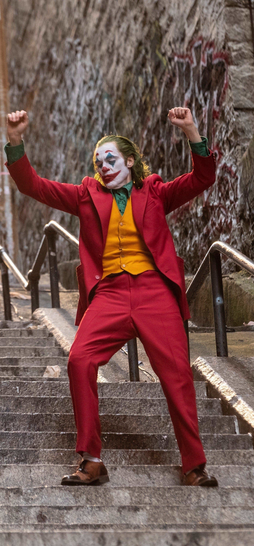 joaquin-phoenix-as-joker-dancing_66937_1080x2316.jpg