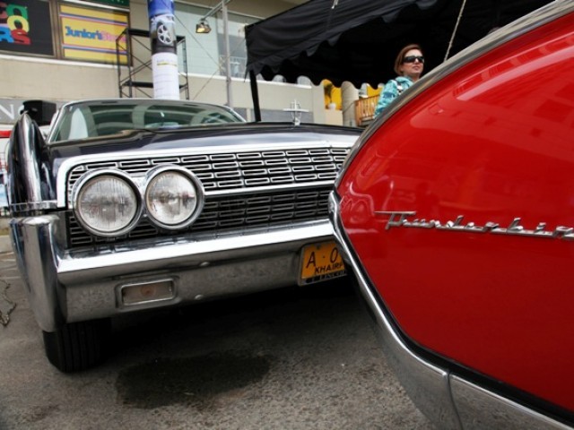 LincolnContinental1962facingafordThunderbird1961-640x480.jpg