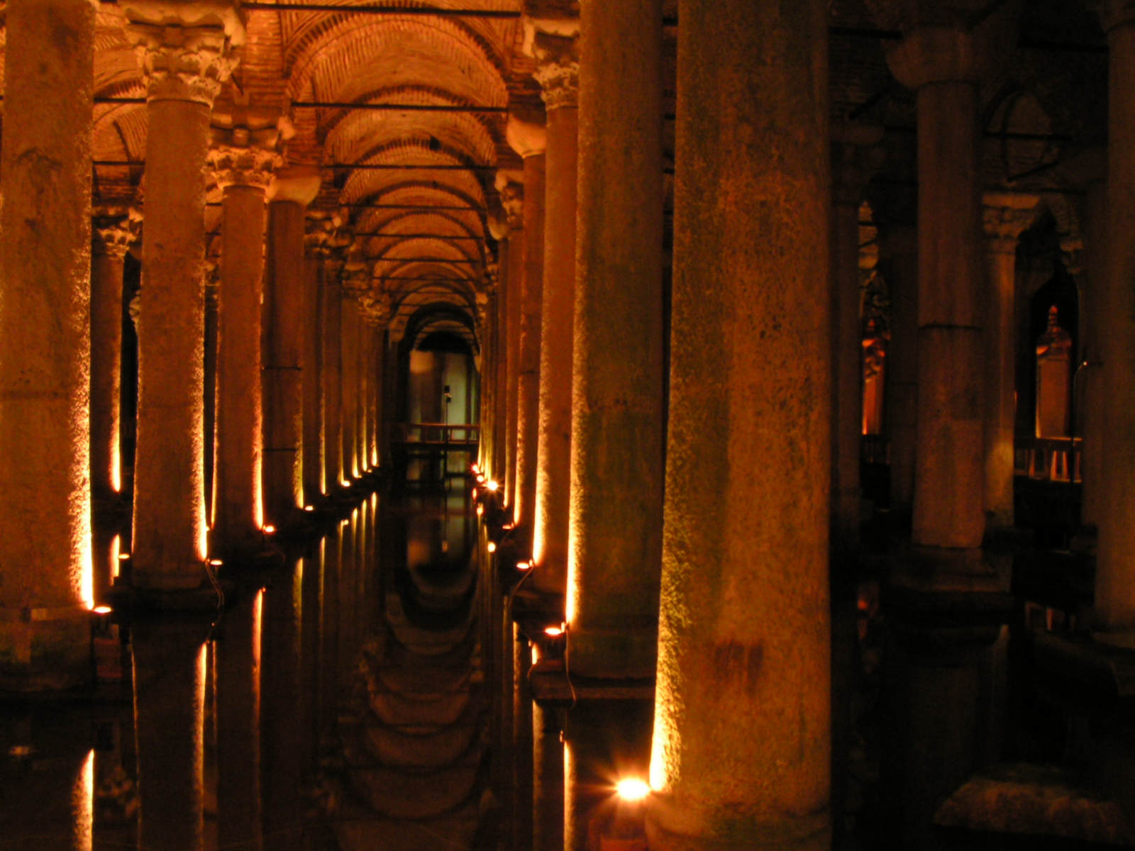 Istanbul_-_Basilica_Cistern_-_01.JPG