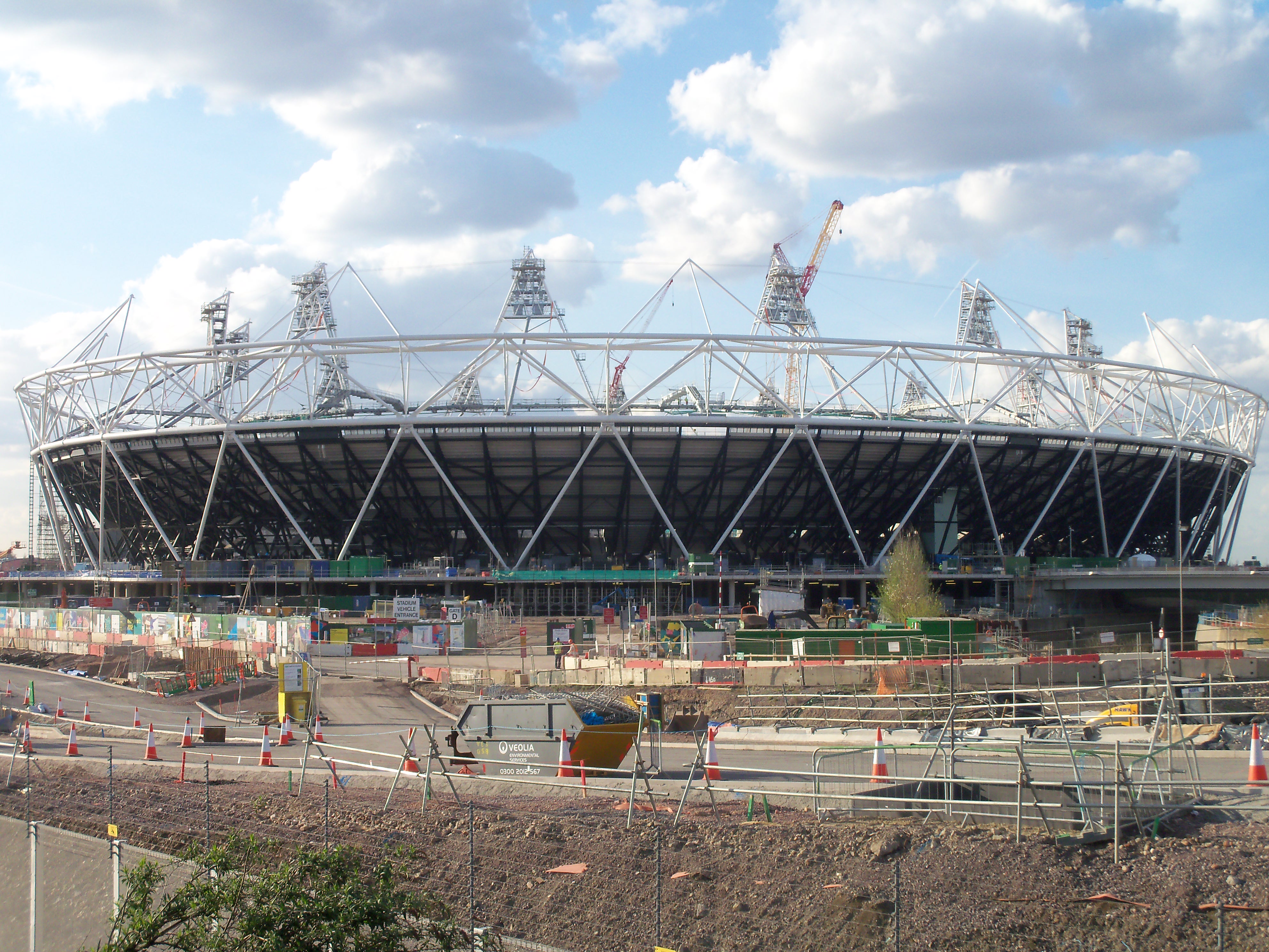 london_olympic_stadium_construction_spring_2010.jpg