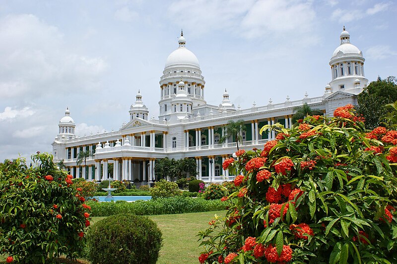 800px-Lalitha_mahal_mysore_ml_wiki.JPG