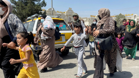 People try to get into Hamid Karzai International Airport in Kabul, Afghanistan, August 16, 2021 Photo: Reuters