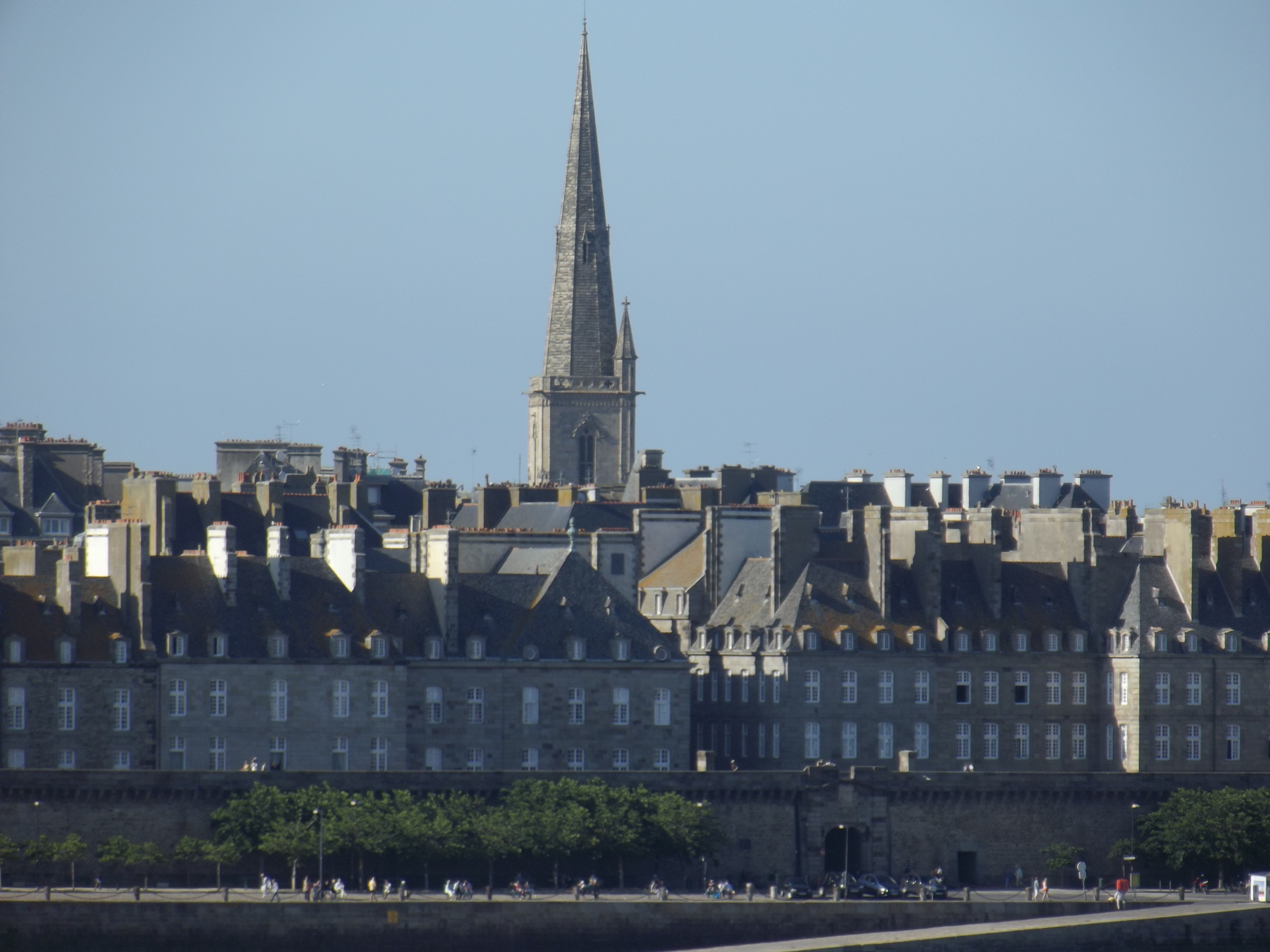 Fl%C3%A8che_de_la_Cath%C3%A9drale_Saint-Vincent_%28Saint-Malo%2C_35%29.jpg