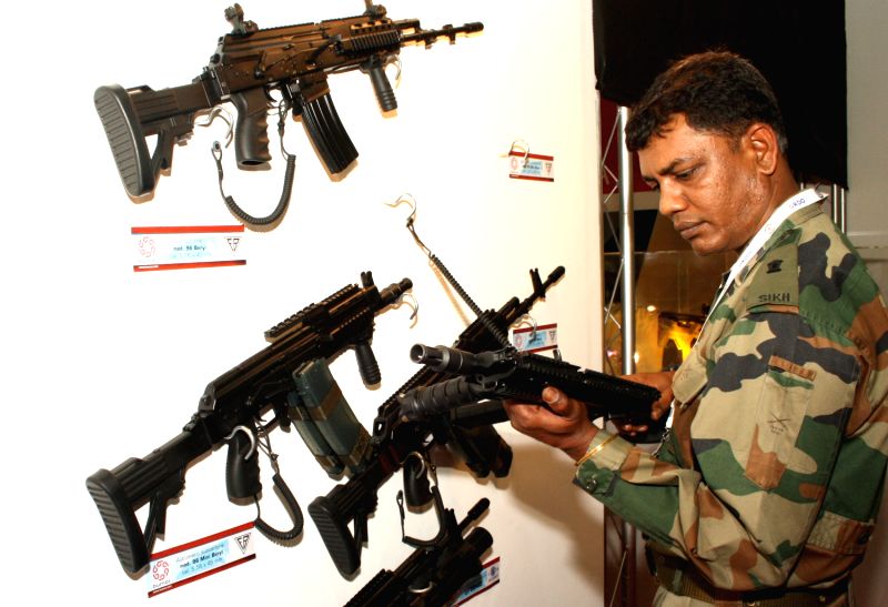 an-indian-solder-with-bumar-s-assault-rifles-at-31570.jpg