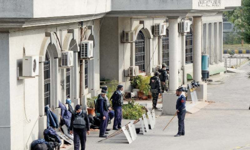 Police deployed on the premises of Islamabad High Court on Feb 8, 2021. — Photo by Mohammad Asim/File