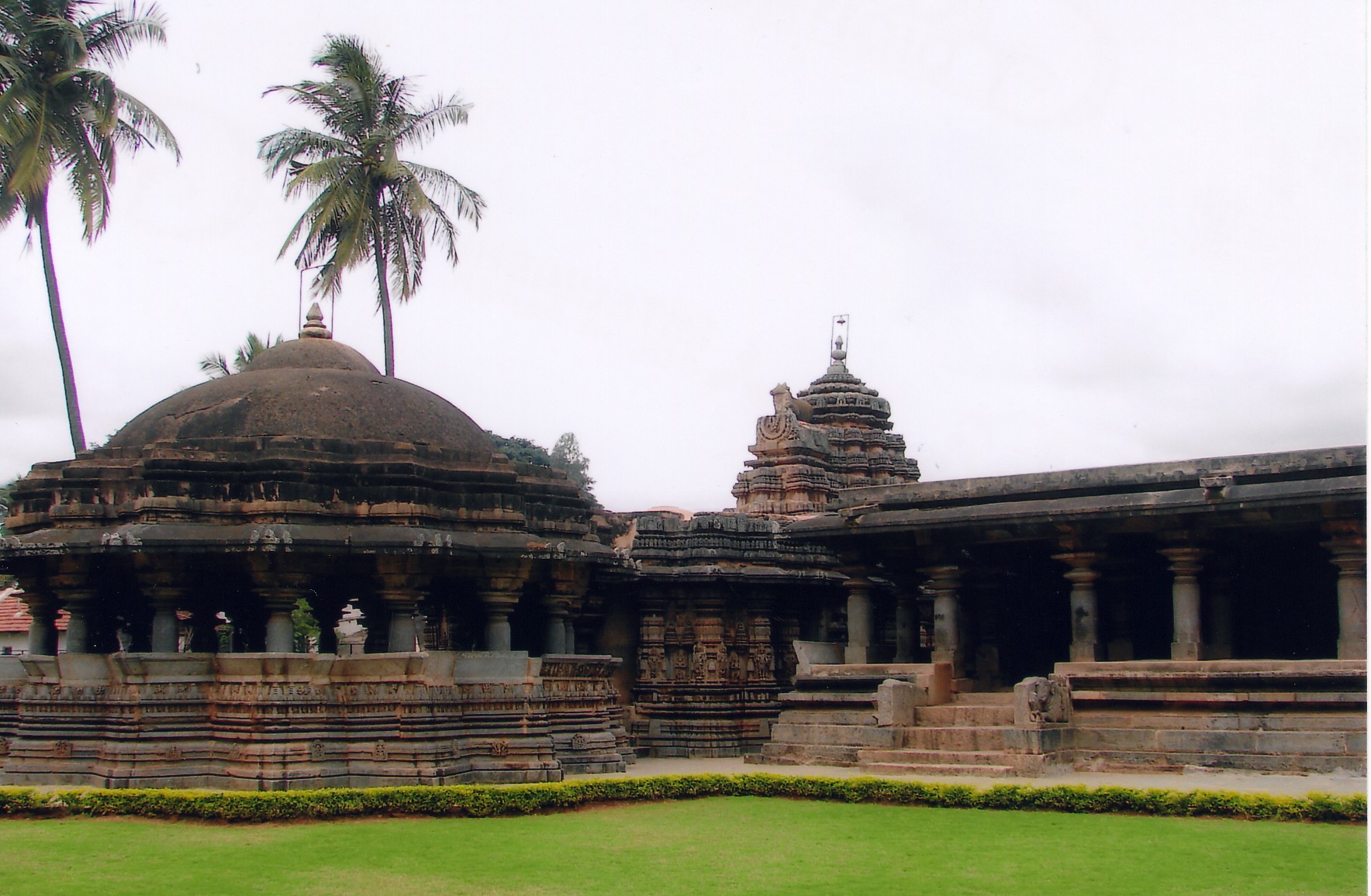 Isvara_Temple_profile_at_Arasikere_in_Hassan_district.jpg