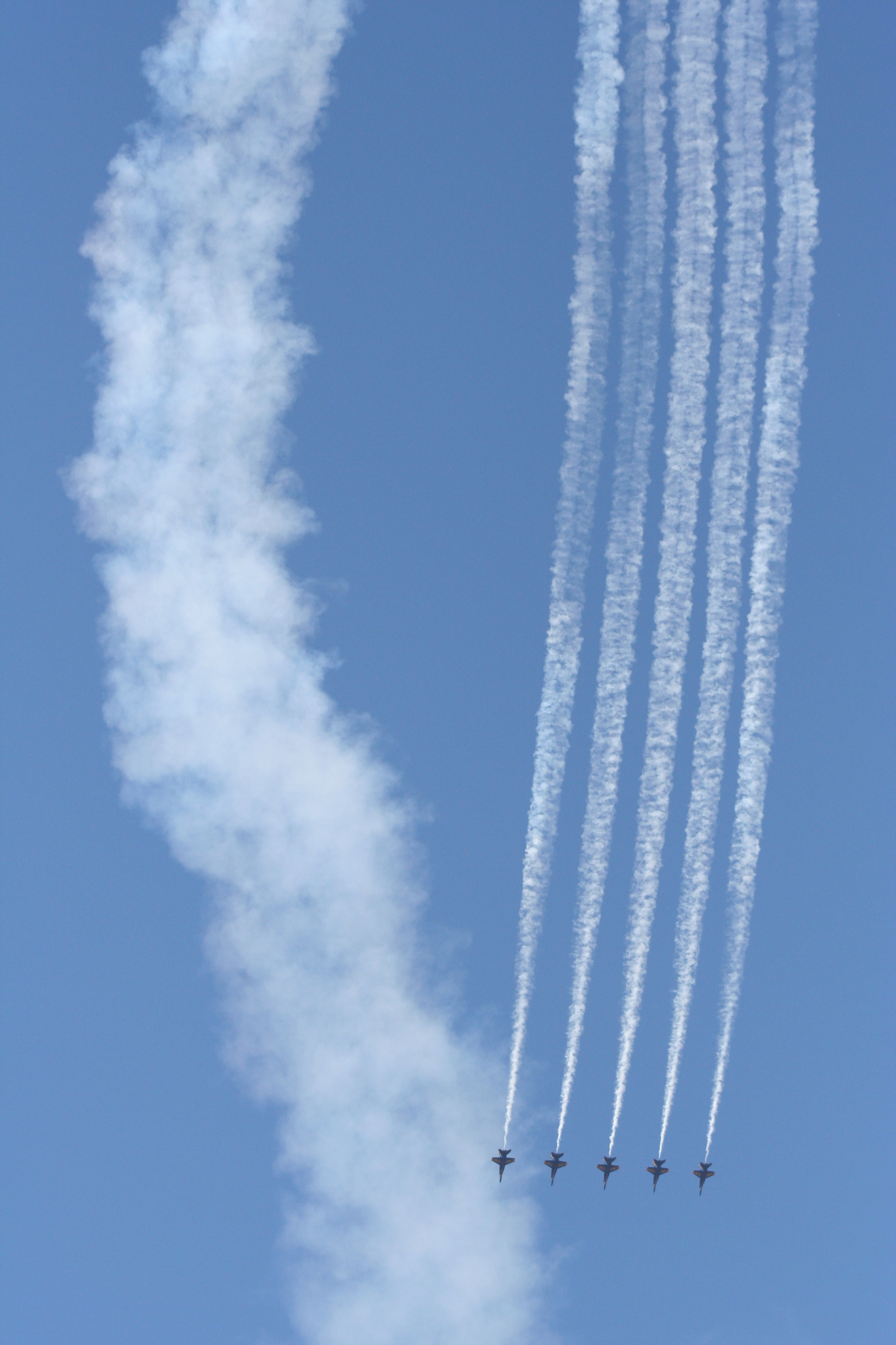 Blue_angels_5_plane_loop.jpg