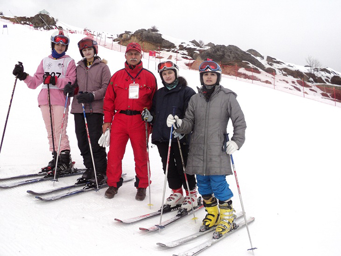 pakistans-first-ladies-of-skiing-3.jpg