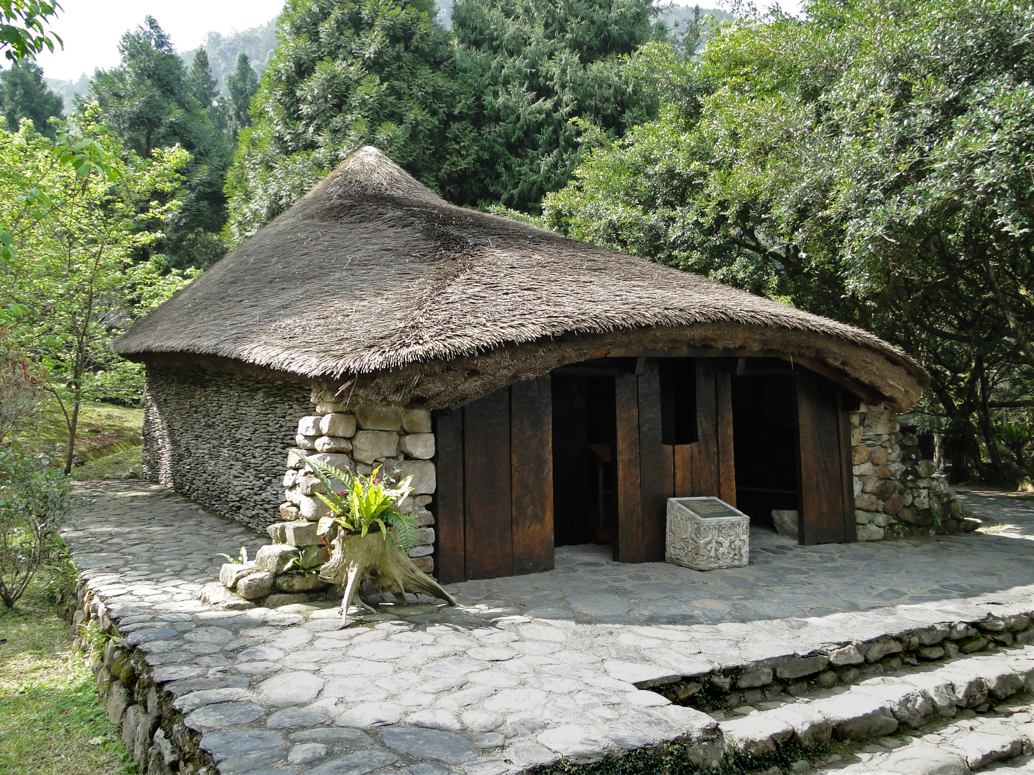 Paiwan_House%2C_Soubao_Village_01.jpg