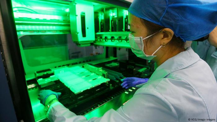 Laboratory work in a research center in Lanzhou, China (VCG/imago images)