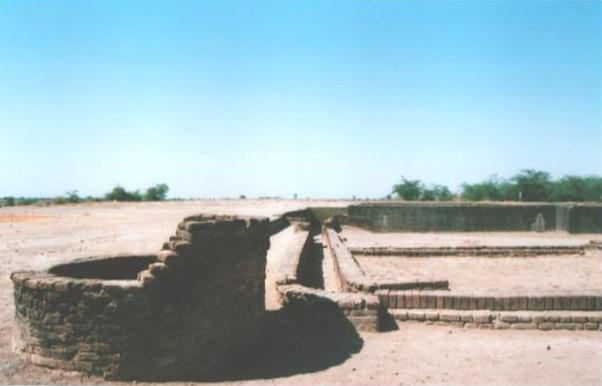 Lothal_well_and_drainage.jpg