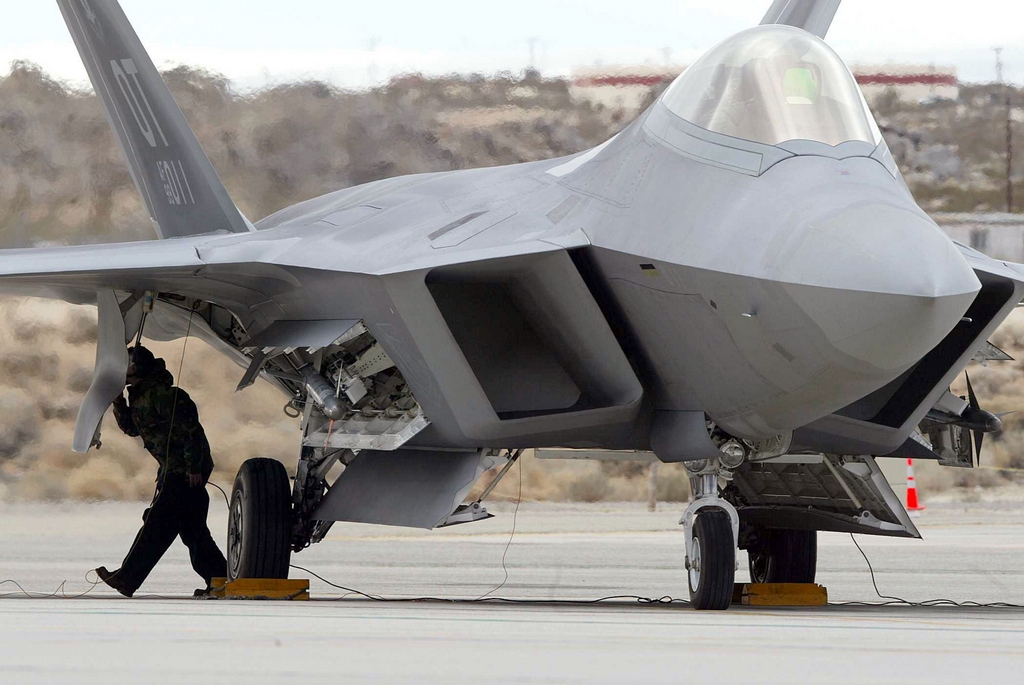 F-22-sidewinder-bay.jpg