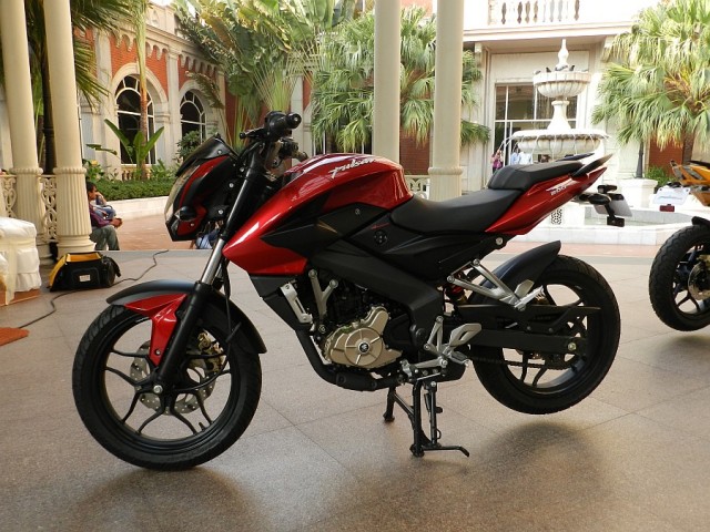 bajaj-pulsar-200ns-red-03-640x480.jpg