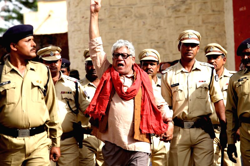 om-puri-on-the-set-of-chakravyuh-38211.jpg