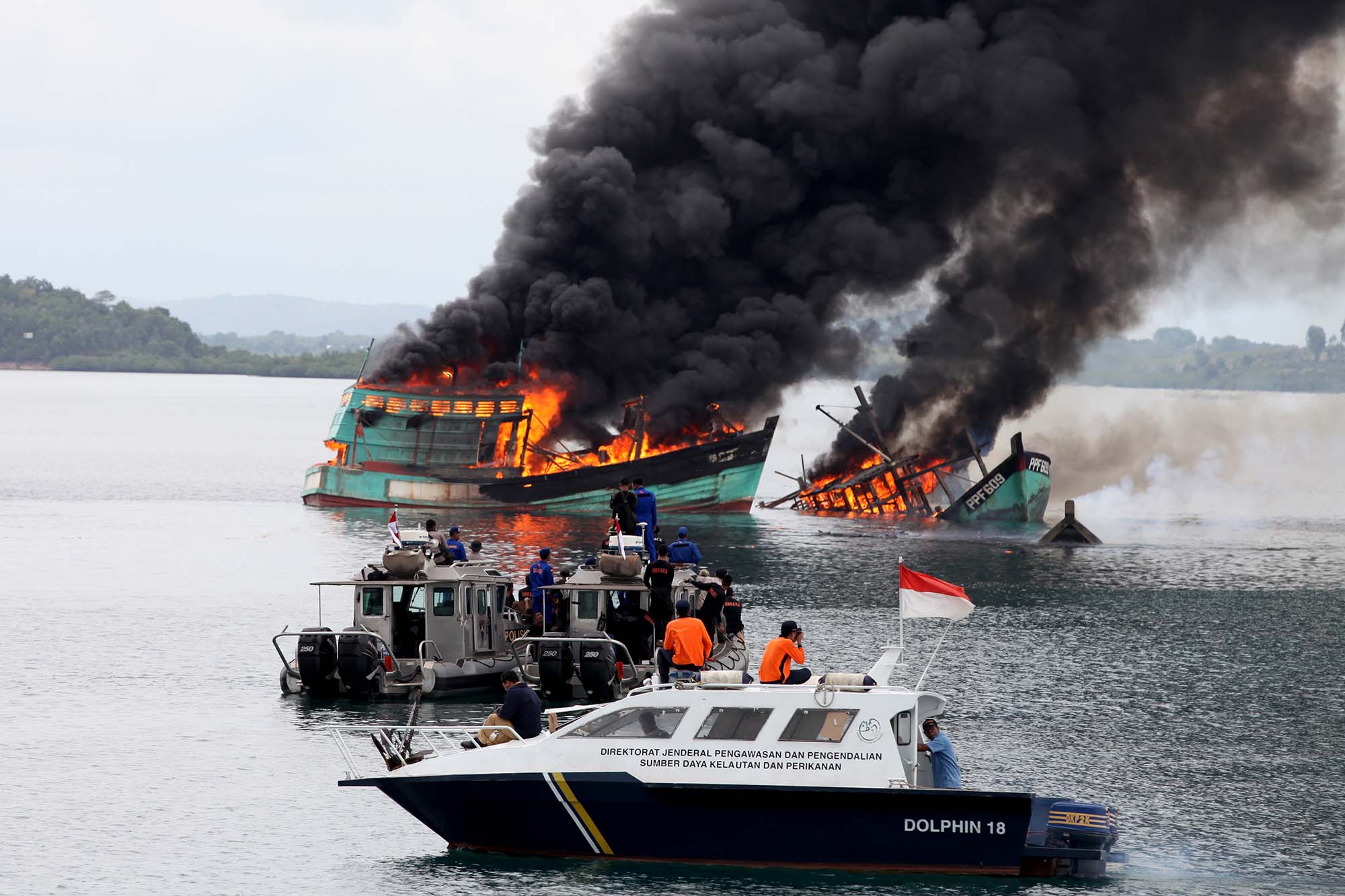 boat-explode-sink.jpg