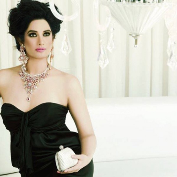 Pakistani-Celebrities-endorsing-Afzal-Jewelers-17-600x600.jpg