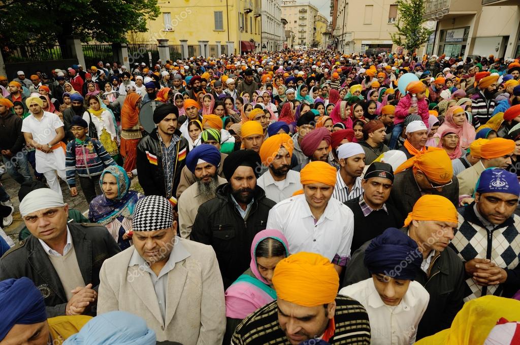 depositphotos_24985935-stock-photo-crowd-of-sikh-devotees-take.jpg