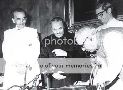 GhulamIshaqKhansigningtheregisterasChairmanSenateinthepresenceofPrimeMinisterMuhammadKhanJunejoPresidentZia-ul-HaqandSpeakerNationalAssembly.jpg