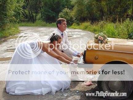 funny-wedding-couple-pushing-car.jpg