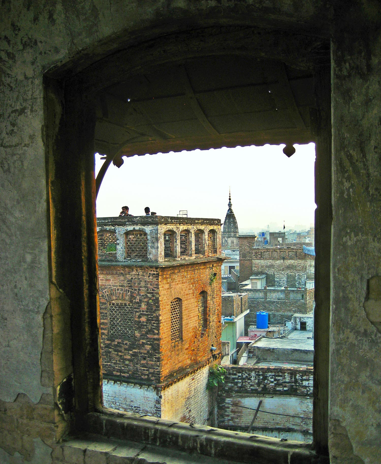 I could see the Jain temple from Sujan Singh *haveli*. Hindu and Sikh families who have migrated still visit this neigbourhood.