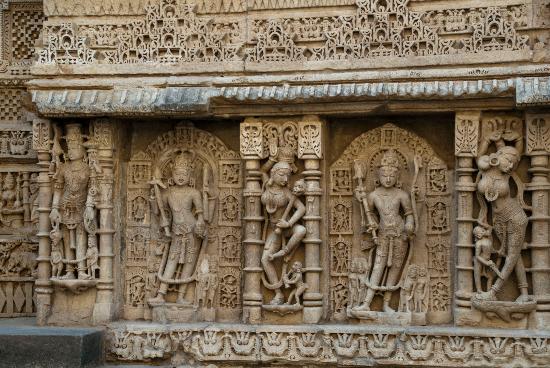 rani-ki-vav-carving-on.jpg