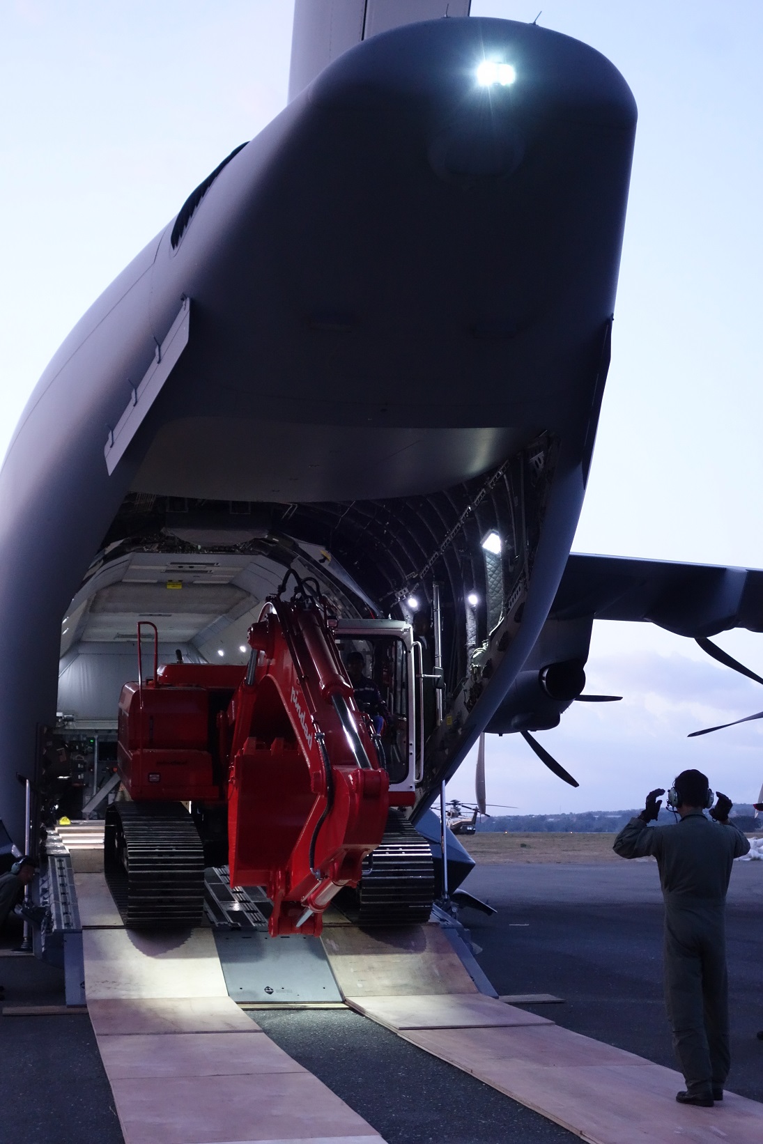 Unloading_Excavator_In_Palu.jpg