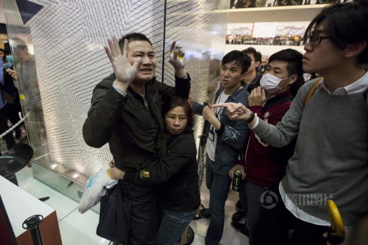 hong-kong-residents-protest-harass-mainland-tourists-01-758x505.jpg