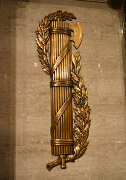 bronze-fasces-detail.jpg