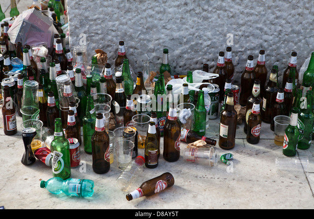 empty-beer-bottles-and-cans-left-after-rugby-fans-d8ay5t.jpg