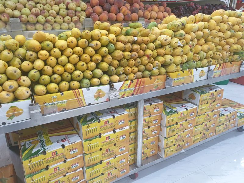 Pakistan-Supermarket-mangoes_16bf6412111_original-ratio.jpg