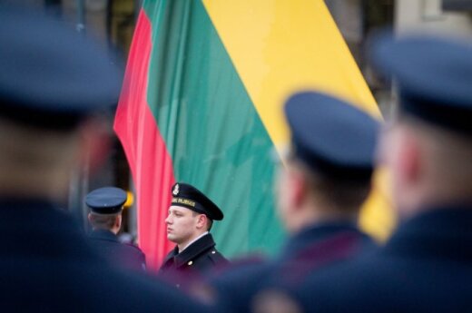 soldier-next-to-the-lithuanian-flag-67553578.jpg