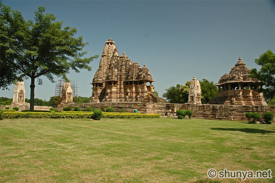 VishwanathTempleNandiMandap.jpg