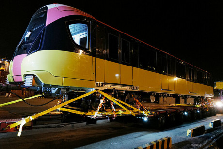 On 10:15 p.m. of October 18, the train left the port with the support and navigation of the traffic force and transport unit.Tractors with 80-wheel trailers and a tonnage of 250 tons were used to transport the carriages to Hanoi.