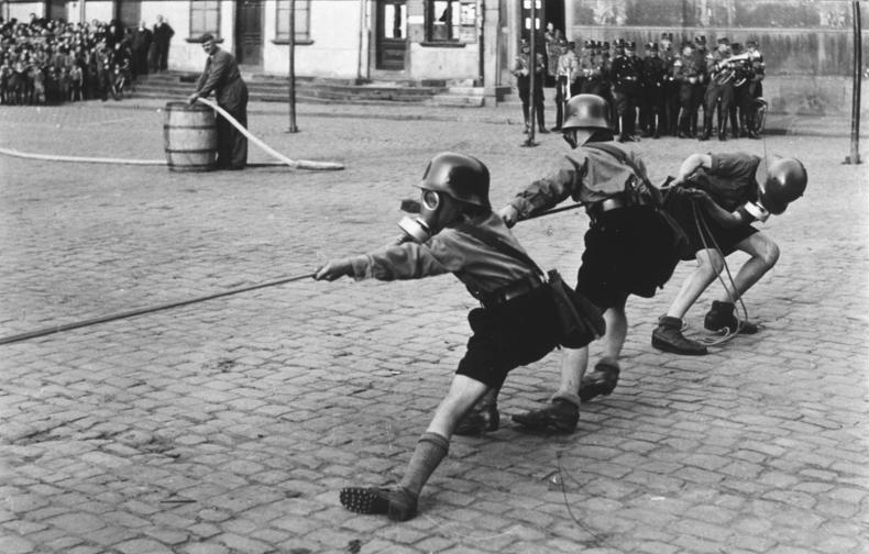 Bundesarchiv_Bild_133-393,_Worms,_Luftschutz%C3%BCbung_der_Hitlerjugend.jpg