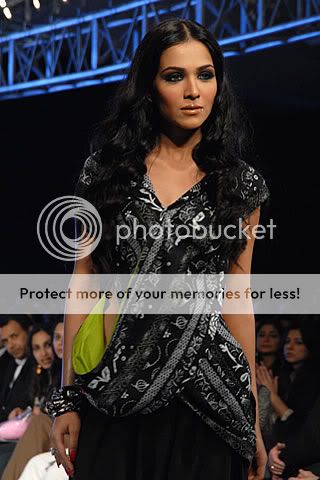 yasir_waheed_pfdc_pakistan_fashion_week_12.jpg